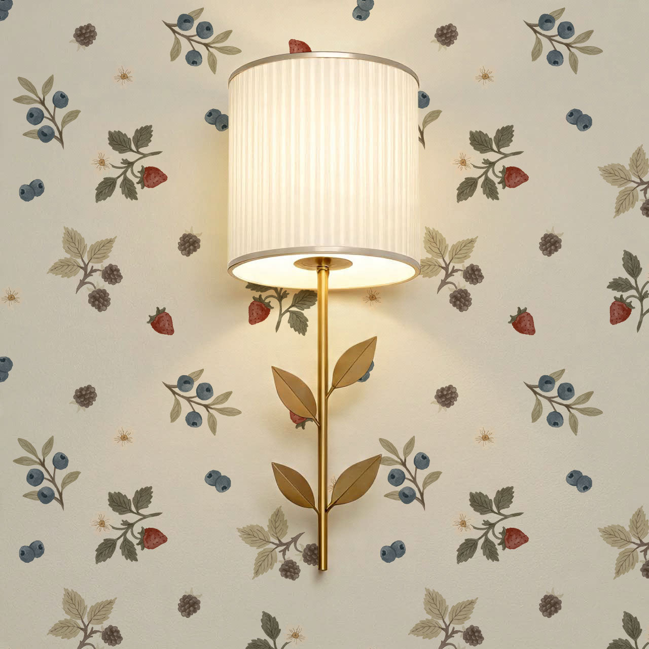 Lizzy Sweet Berries Cream Wallpaper